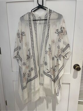 Sonoma Women’s Lightweight White Floral Kimono Wrap with Black Trim plus size